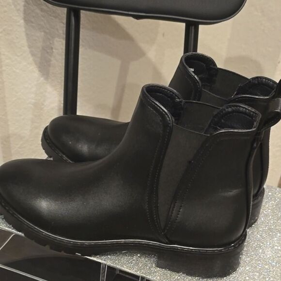 Steve Madden Jaffa Lug Sole Chelsea Boot - Picture 8 of 10